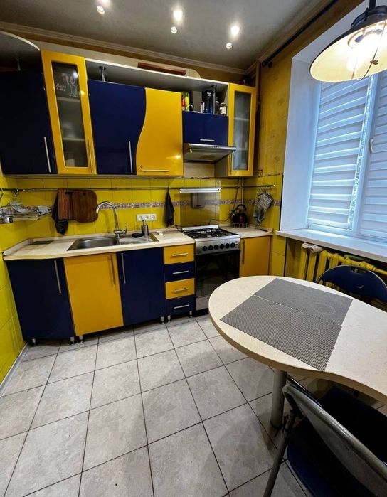 Продам 2 кімнатну квартиру вул Салютна 22  метро Нивки Сирец