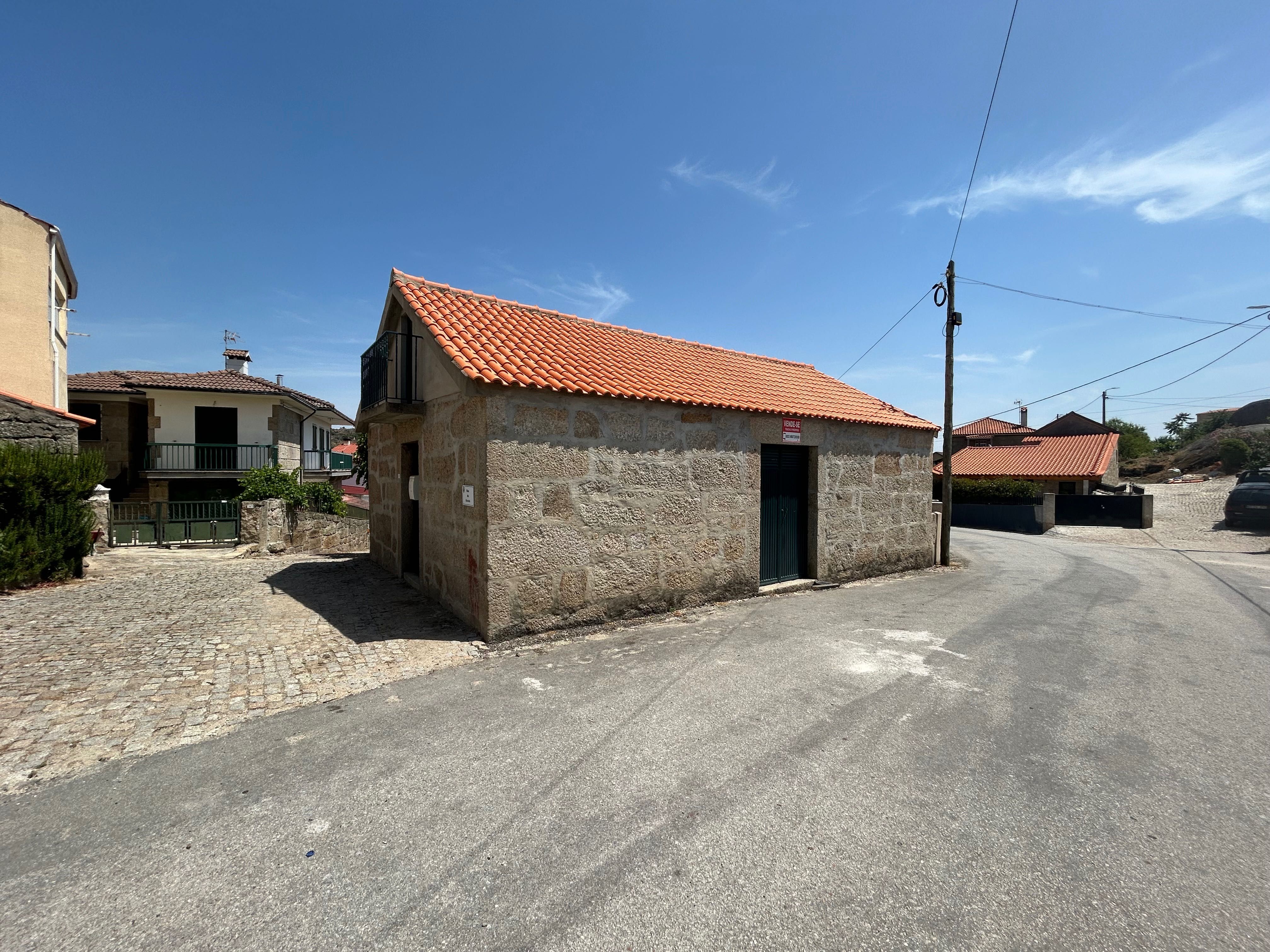 Casa com terreno na aldeia de Campelos, Carrazeda de Ansiaes