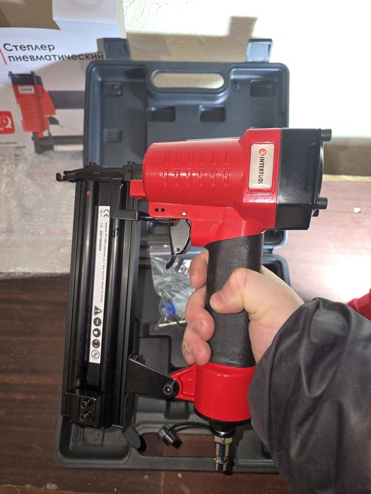 Степлер пневматичний для цвяхів