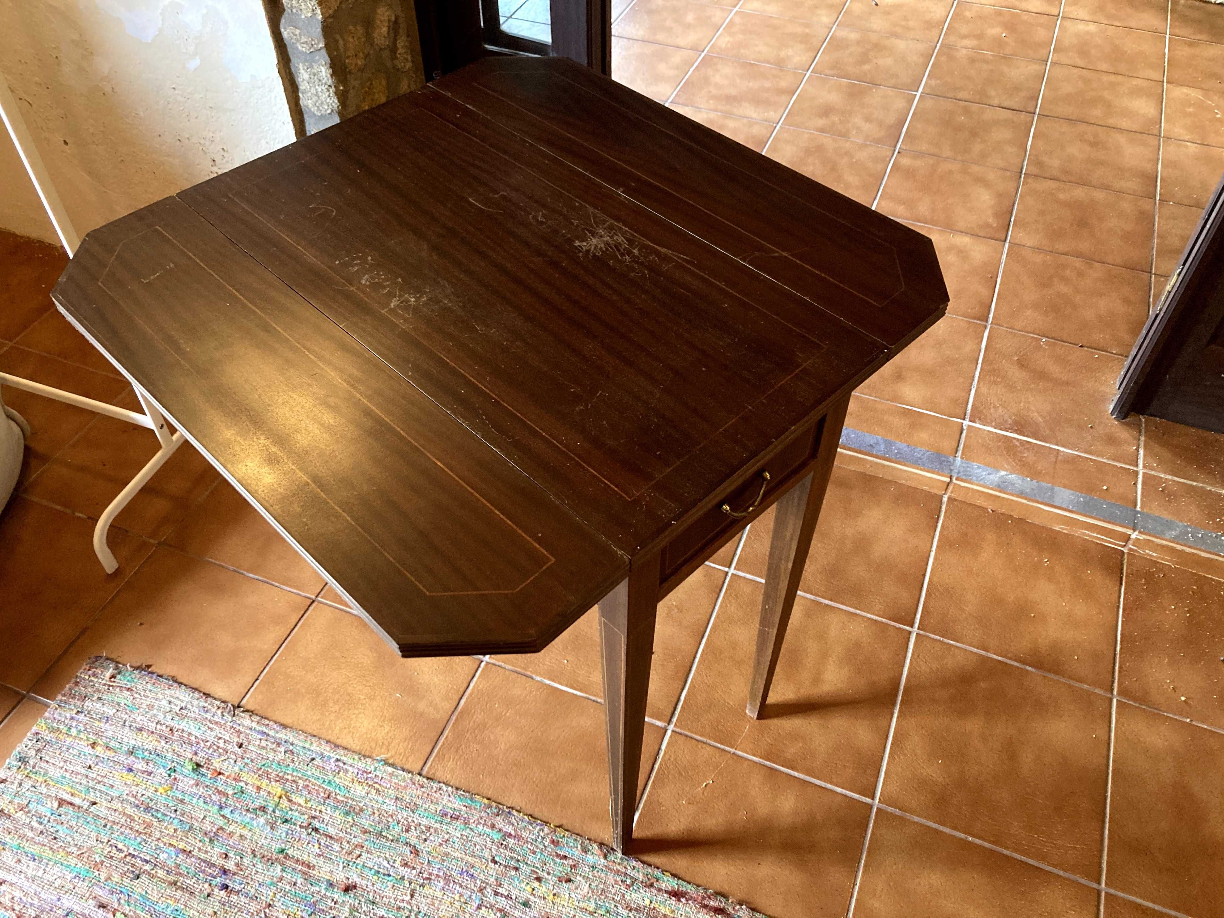 Consola com abas rebatíveis