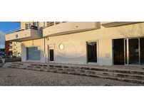 Loja com 272 m² e garagem (box), na estrada principal da Malveira