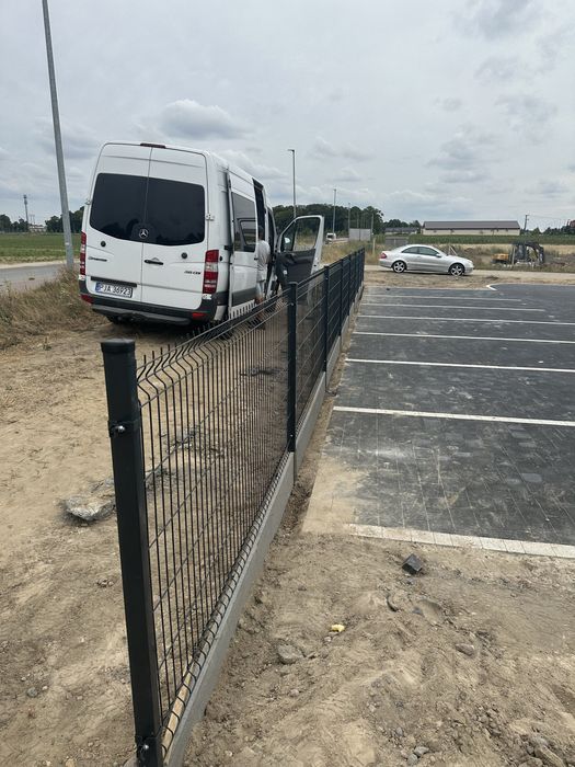 Montaż ogrodzeń panelowych siatki