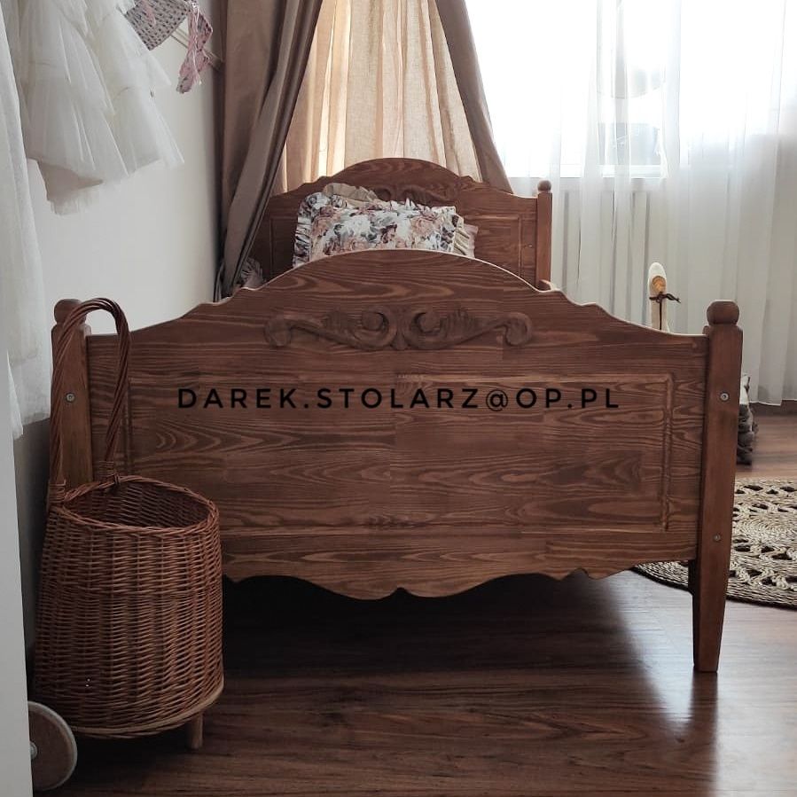 łóżeczko drewniane dziecięce w stylu retro, vintage. bardzo stylowe