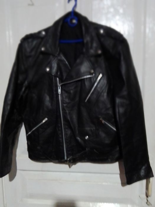 Косухи кожані на синтопоні.майже нові.