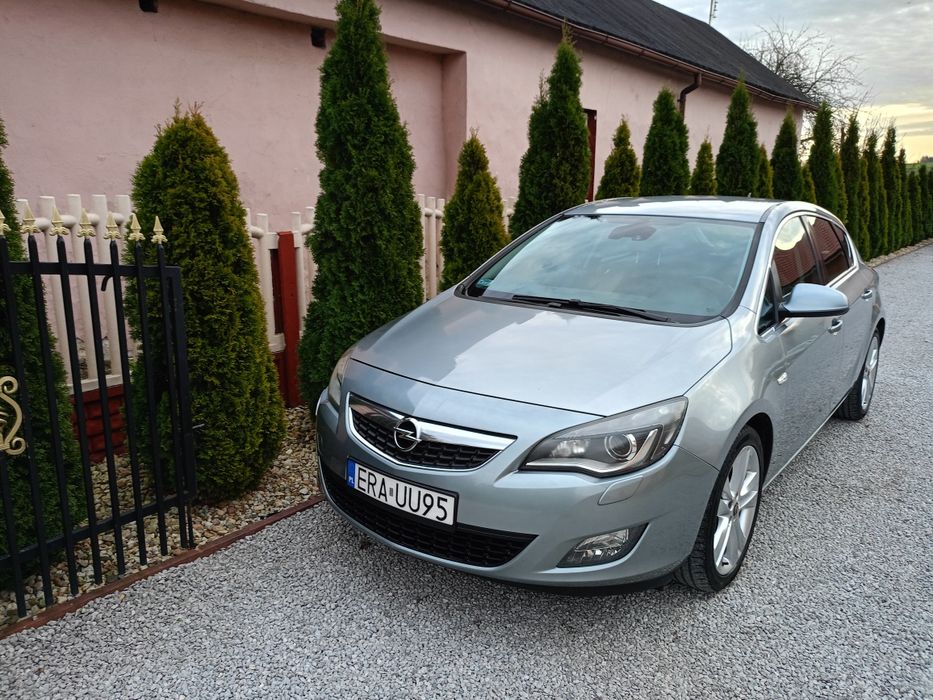 Zadbany Opel Astra J COSMO 2010/2011*1,4 turbo z gazem*SPRAWNA KLIMA