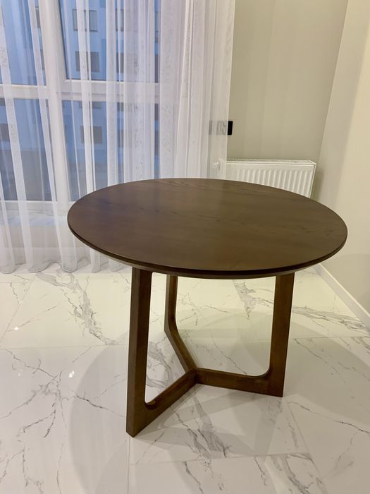 Дубовий стіл на дубовій ніжці,діамтр 90 см.