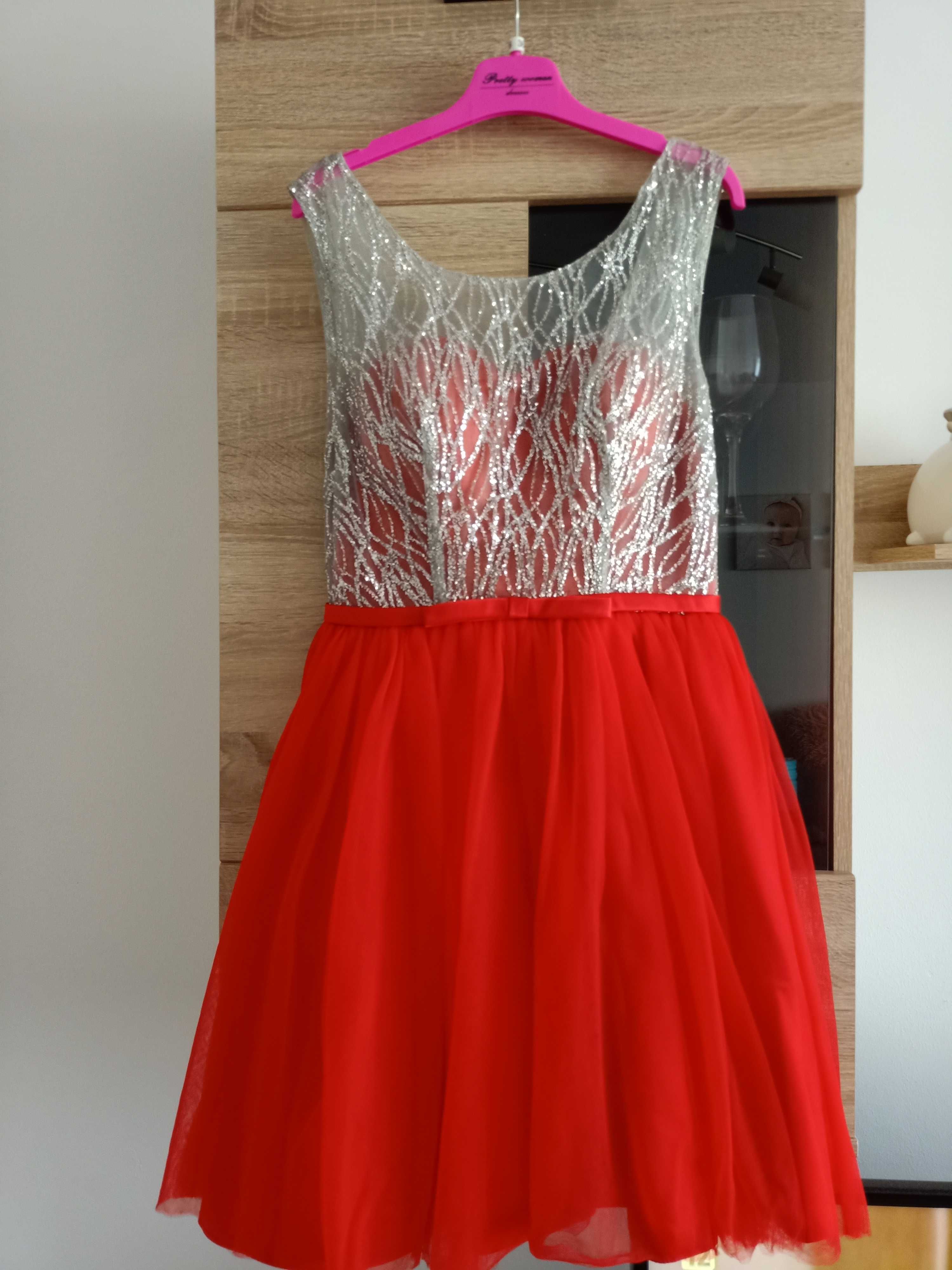 Sukienka tiulowa na wesele czerwona