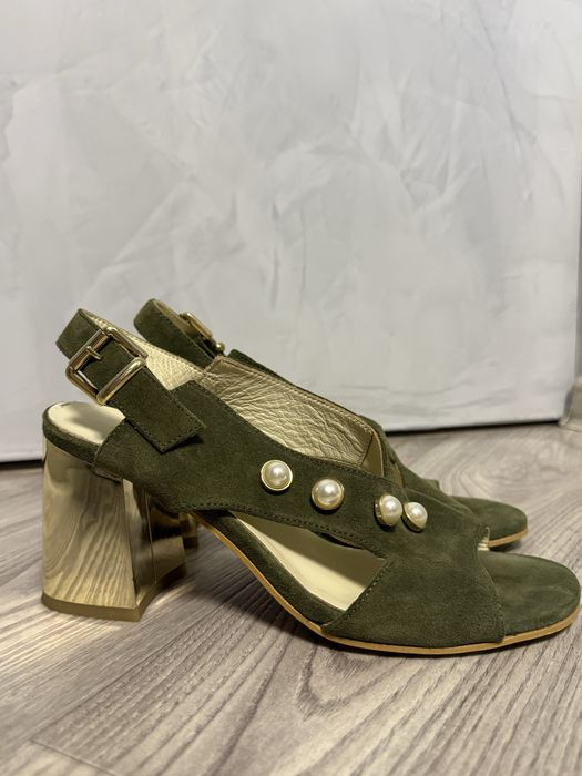 Замшеві босоніжки. В носув були 2 рази .39 р-р