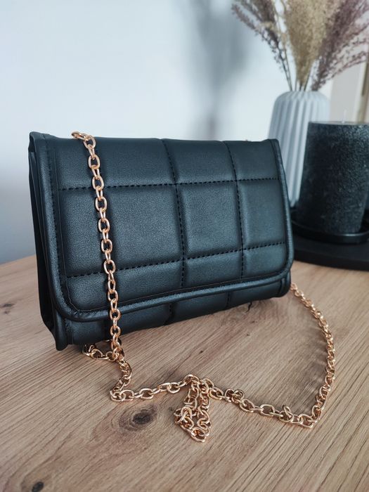 Śliczna mała czarna pikowana torebka z złotym łańcuszkiem, Black bag
