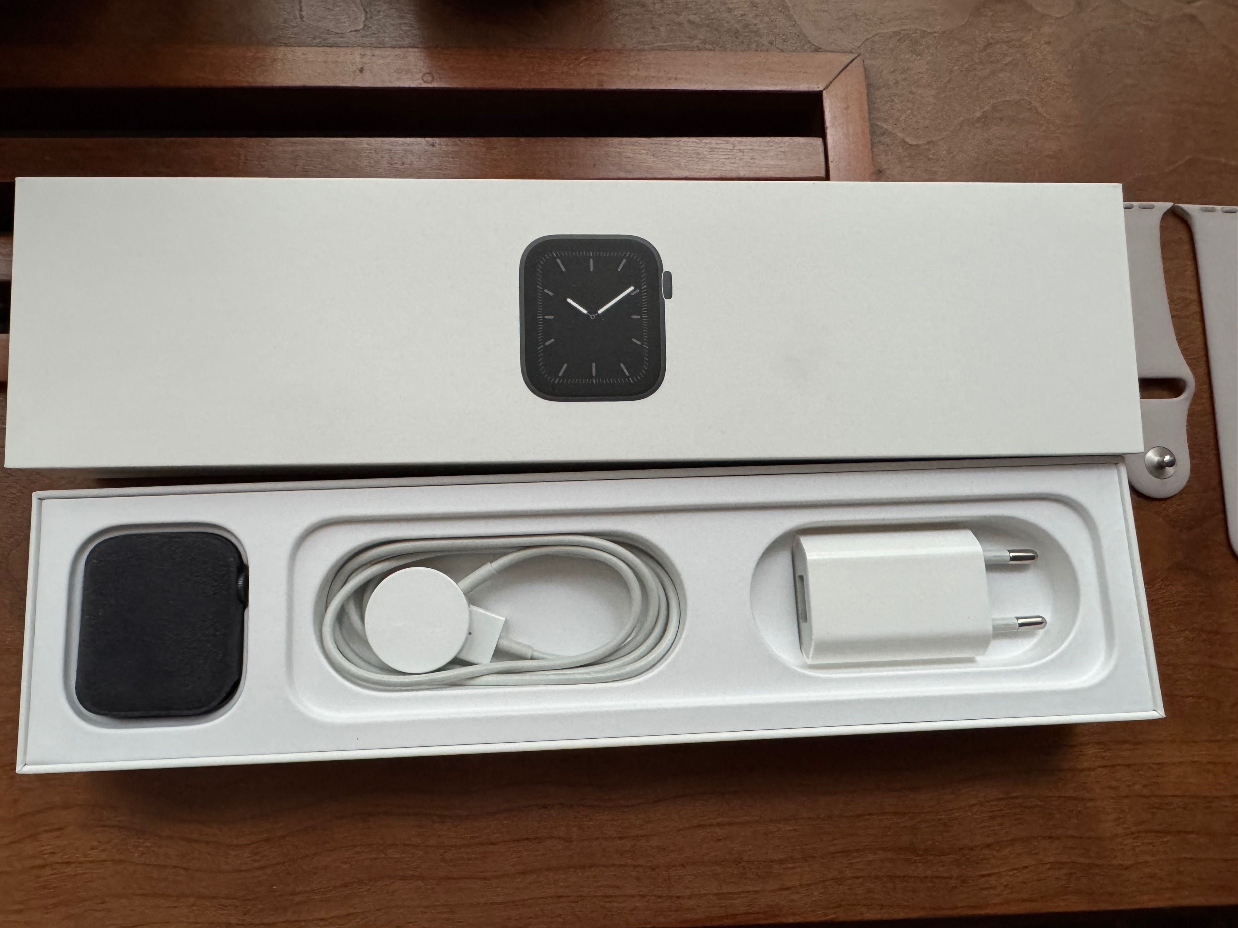 Apple Watch 5, 44mm, zestaw z ładowarką, stojakiem i 4 paskami
