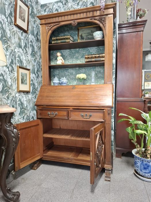 Secretária antiga em madeira maciça.