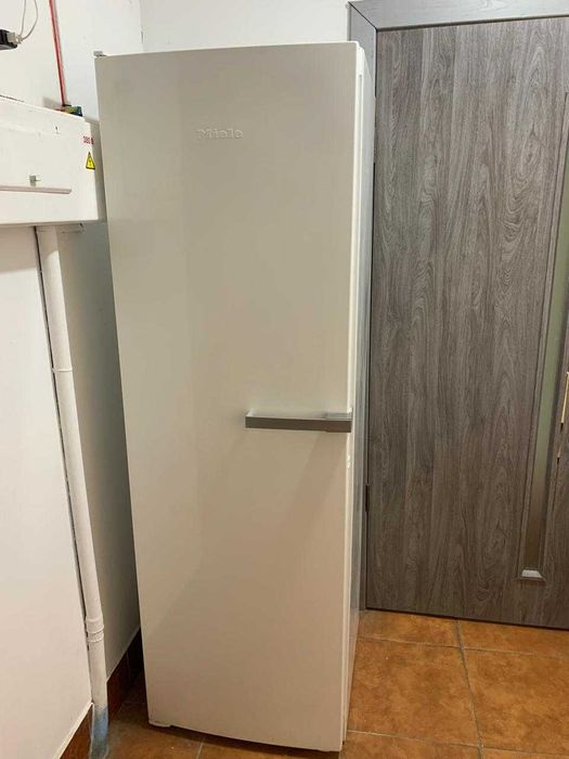 Морозильна камера MIELE