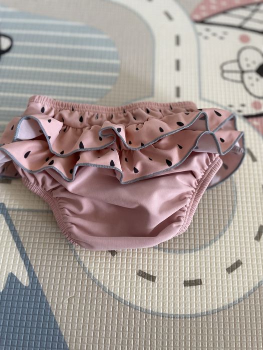 Dziewczęce majtki kąpielowe z falbanką 74/80