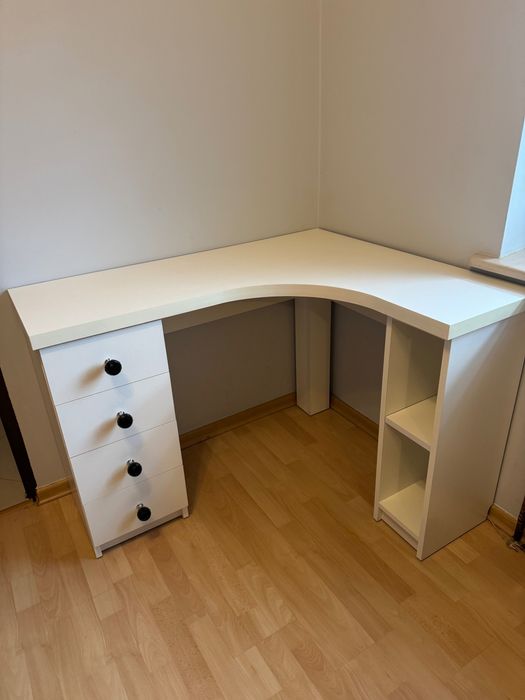 Białe biurko w nowoczesnym stylu