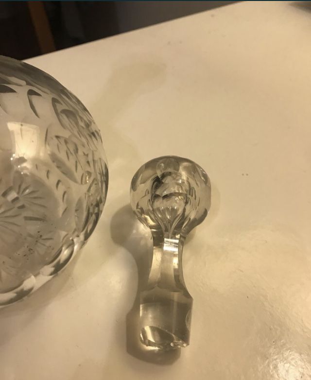 Garrafa de licor de cristal e boleira