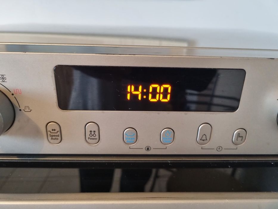 Piekarnik parowo -mikrofalowy firmy Samsung.