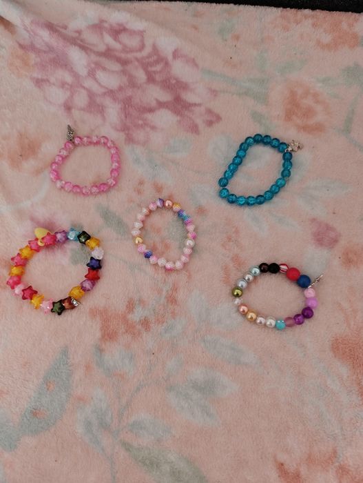 Bransoletki z koralików plastikowych