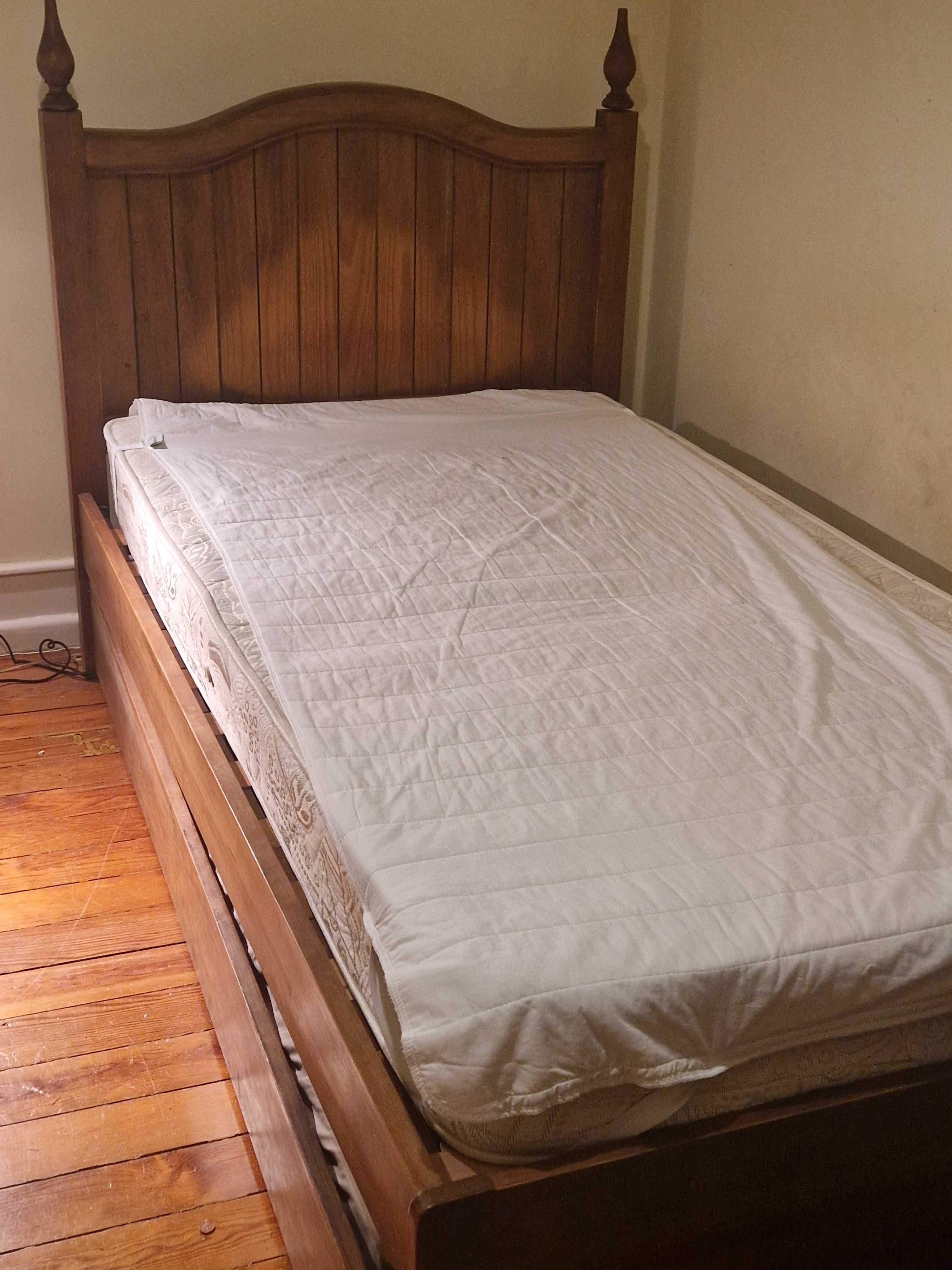 Cama com gavetao em madeira maçiça