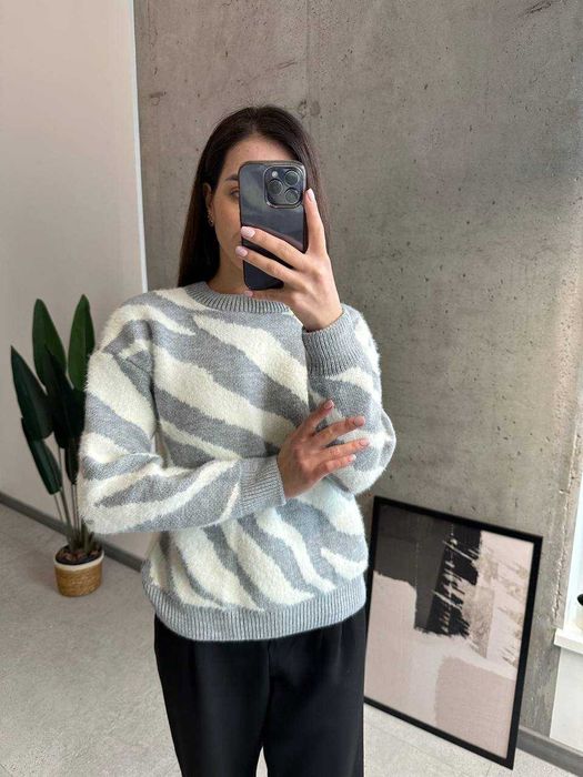 Светр в анімалістичний прнт в сірому кольорі