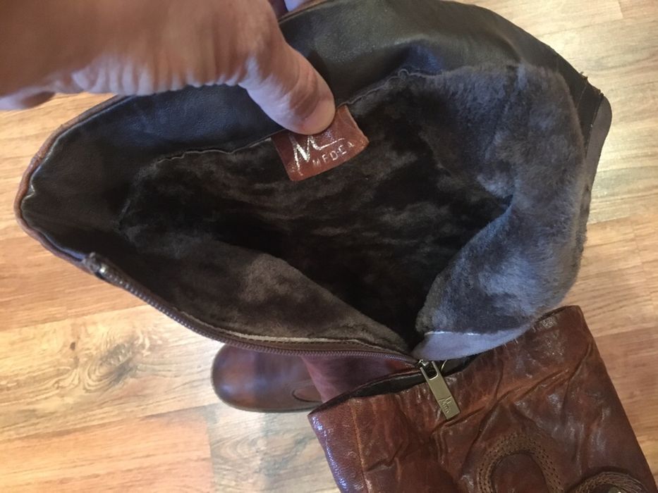 Продам зимові шкіряні високі чоботи