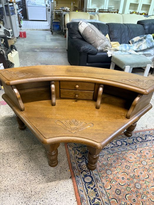 Drewniana ława z ozdobnymi rzeźbieniami i funkcjonalnymi szufladkami