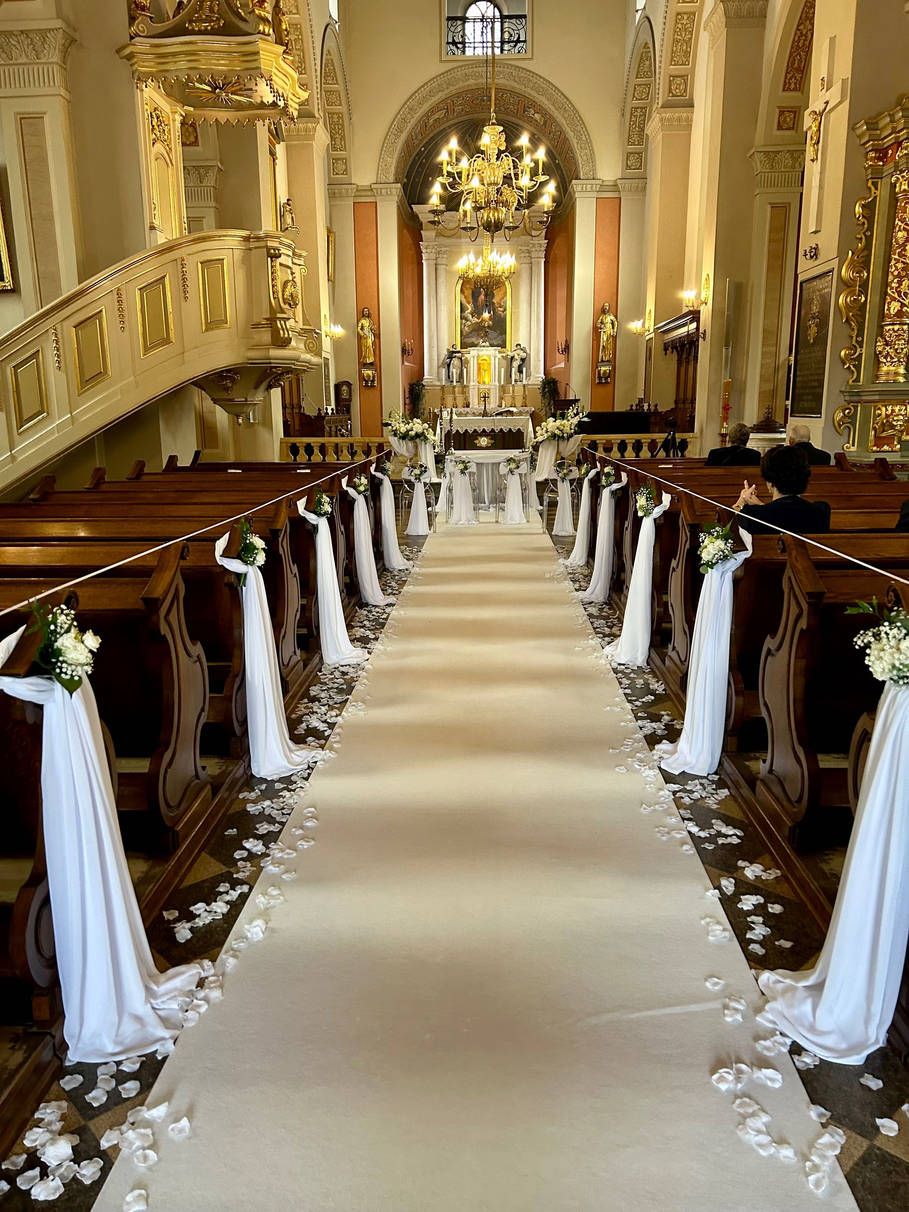 Ślubne dekoracje kościoła lub ślubu w plenerze