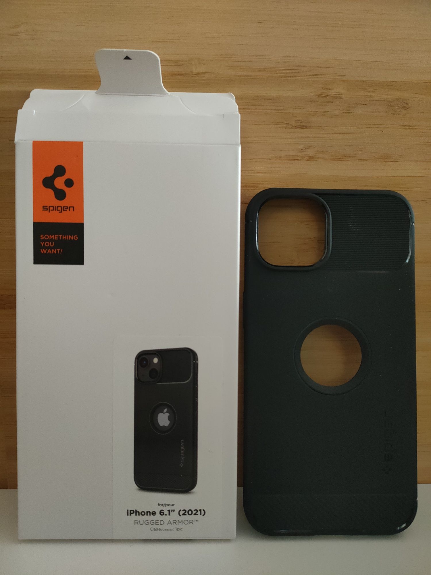 Capa iPhone 13 Apple preta - Spigen Rugged Armor - iPhone 6.1" (2021)