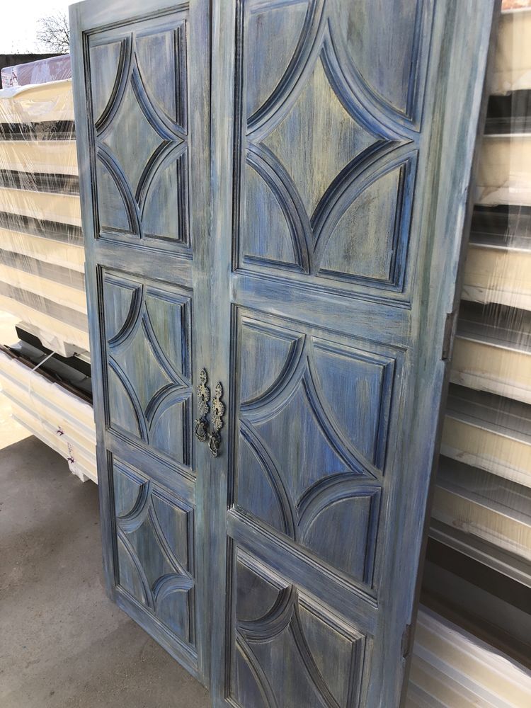 Portas rusticas pintadas em tons de azul
