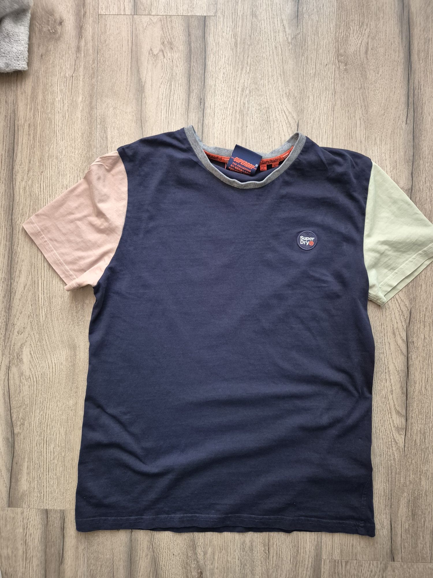 Superdry t-shirt damski L
Kolor granatowy z kolorowymi pastelowymi ręk