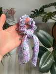 gumka do włosów scrunchie liliowa w kwiaty