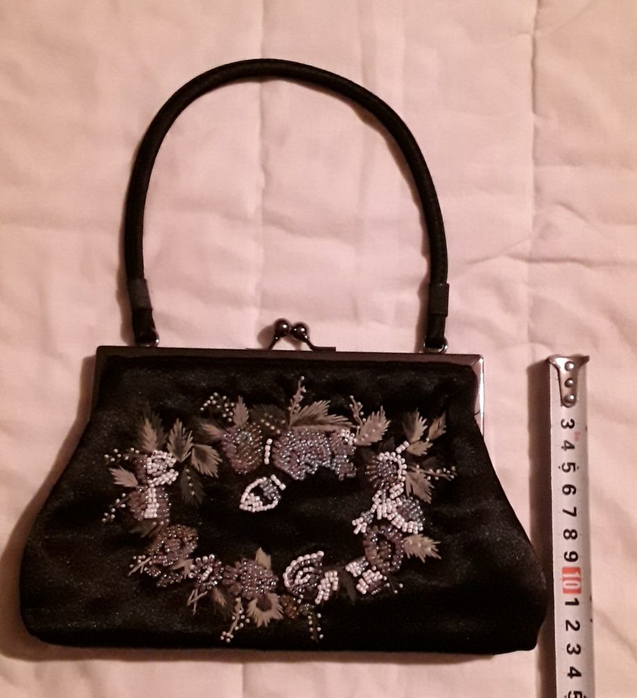 Mala / Bolsa de mão Menbur preta com missangas