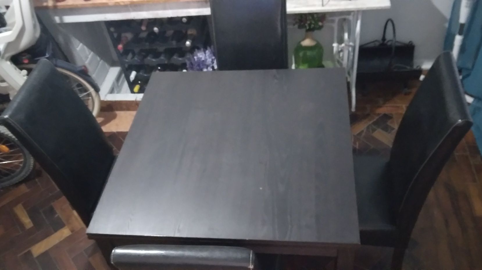 Vende- se conjunto de mesa extensível e cadeiras.
