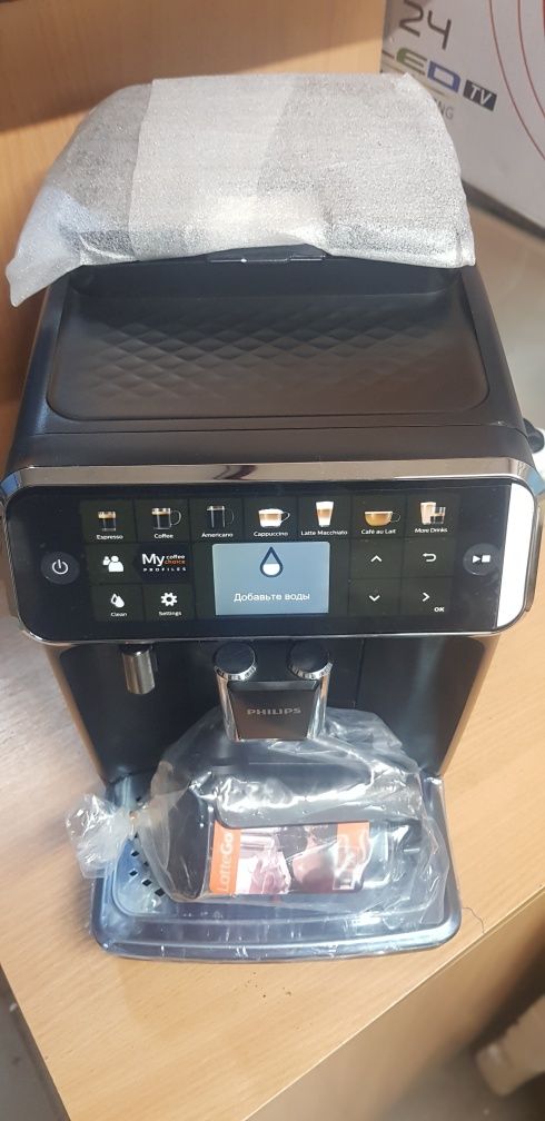 Кавоварка Нова Philips Series EP5400все в комплекті