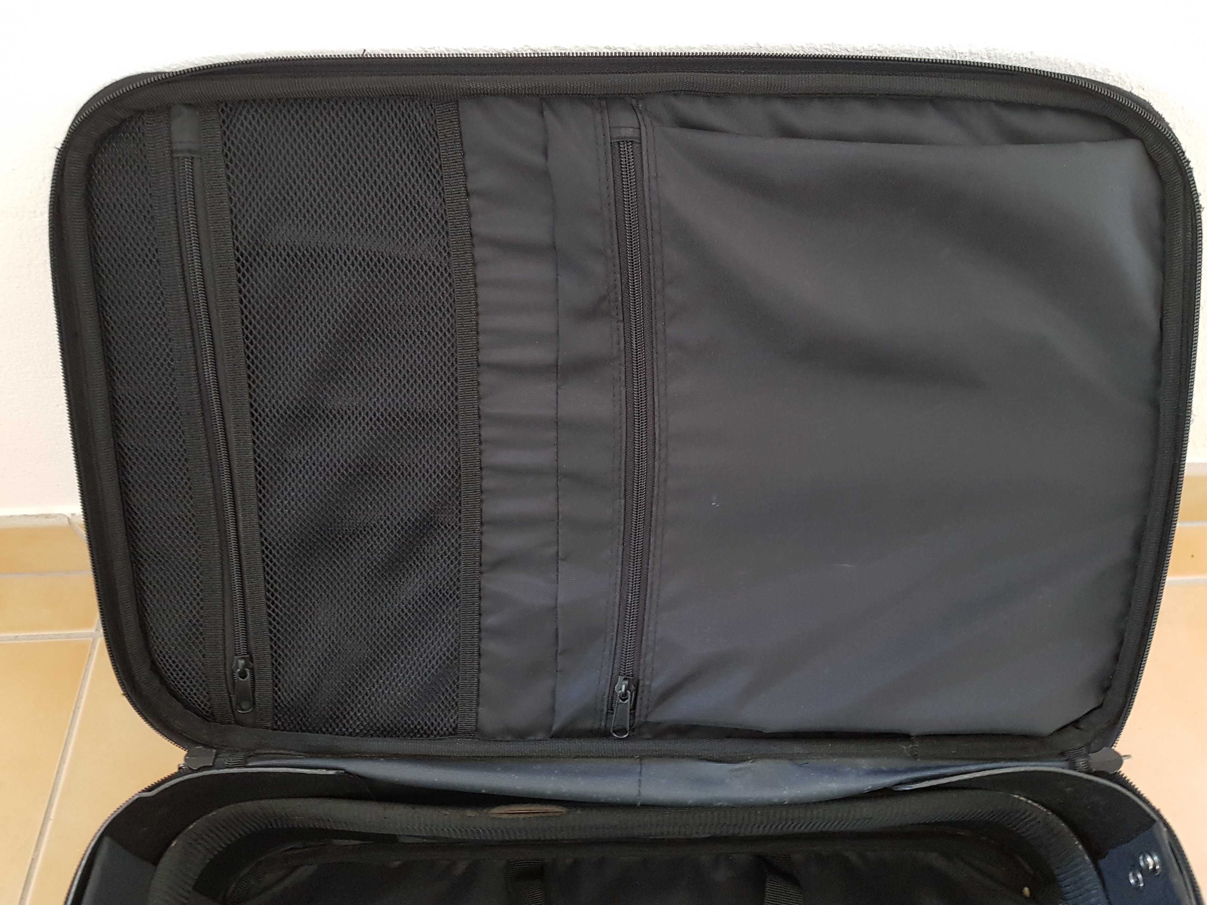 Black suitcase / good condition									
Valisa preto /  boa condição