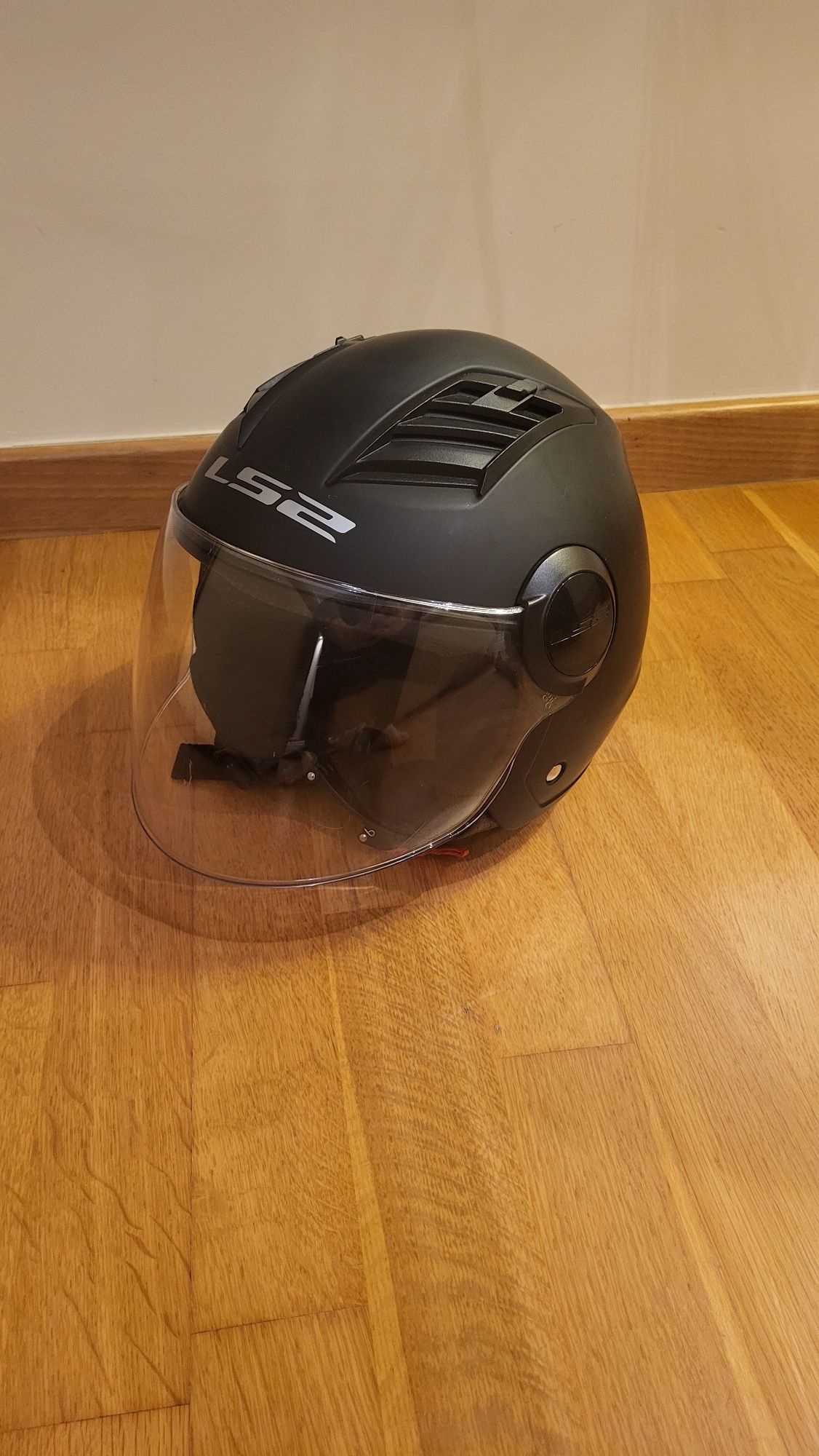 Dois Capacetes LS2 Strobe (L) e LS2 Airflow (M)
