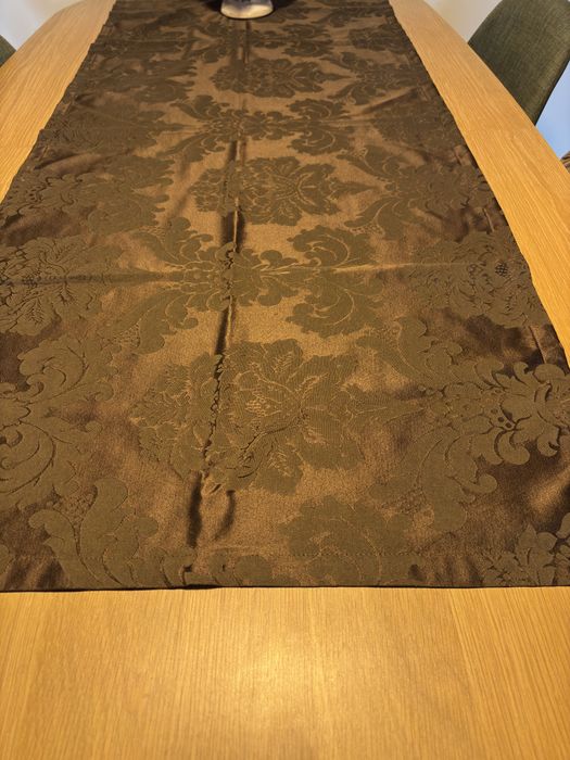 Corre-mesa e sete guardanapos iguais.