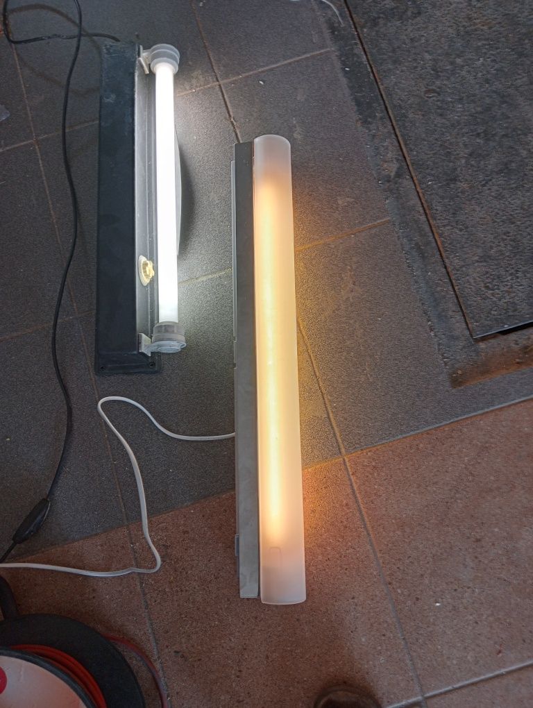 Dwie lampy świetlówkowe