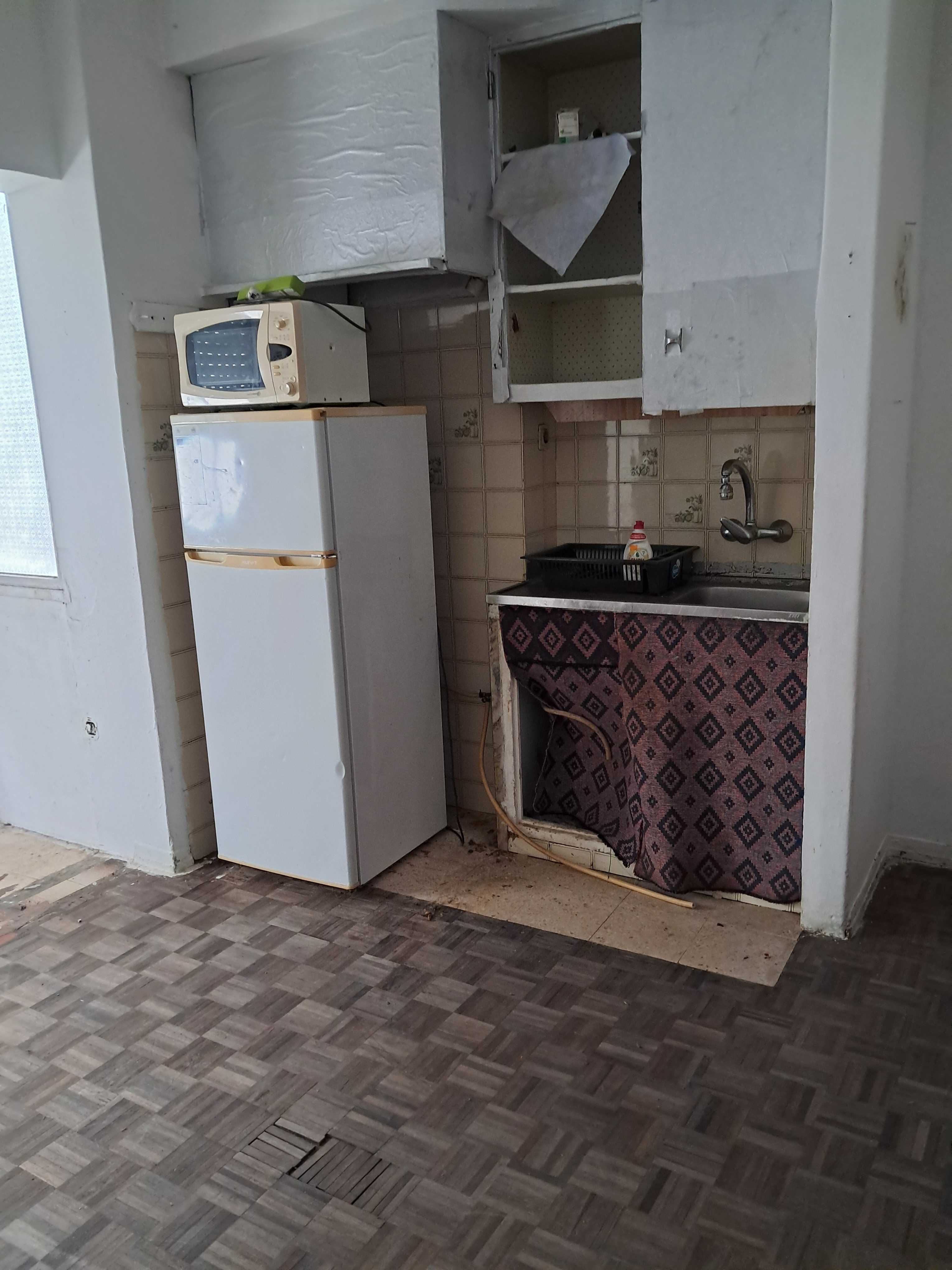 Vende-se Apartamento T1 Av Antonio Sergio PARA REMODELAR