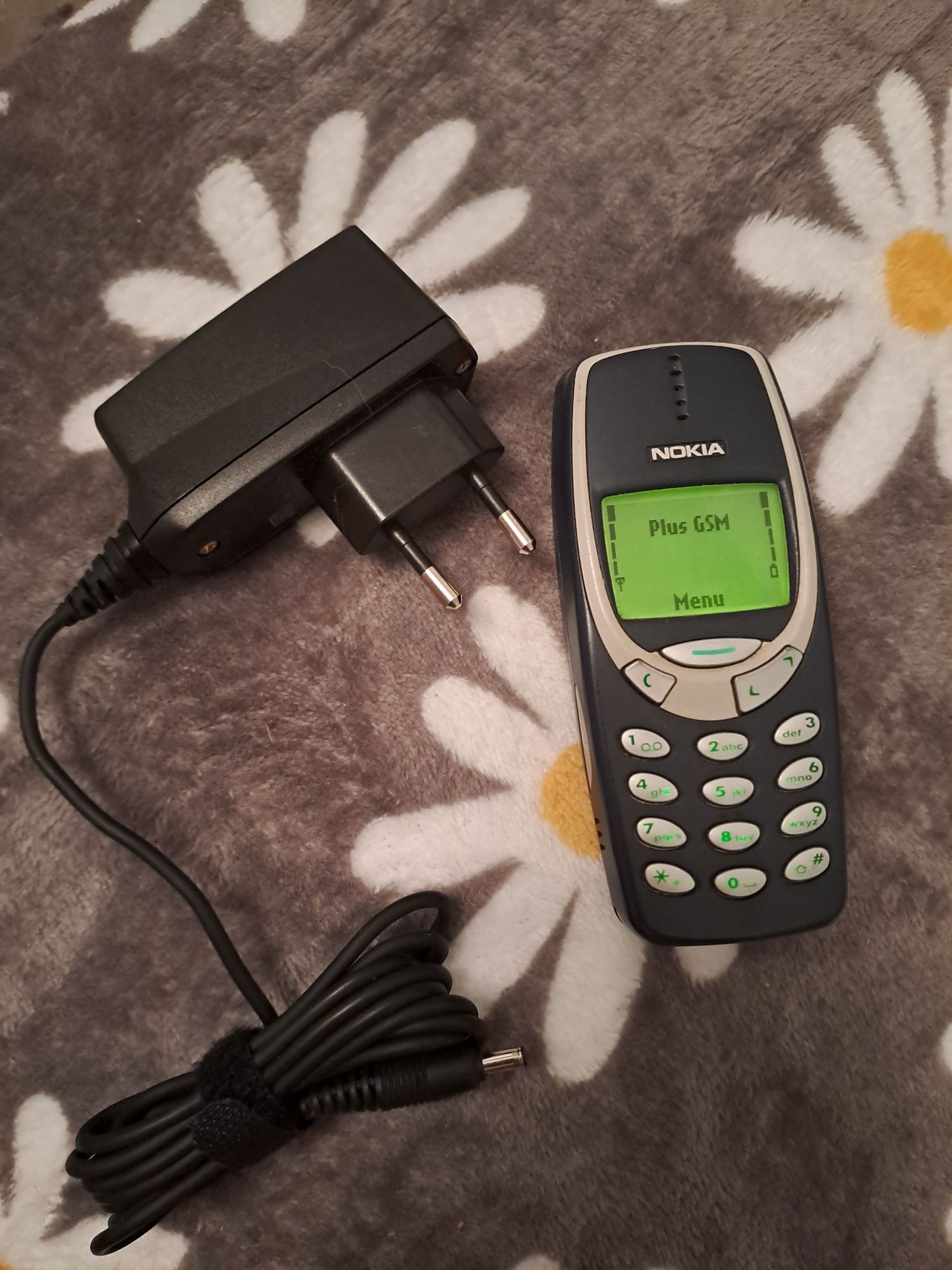 Kultowa Nokia 3310 z ładowarką