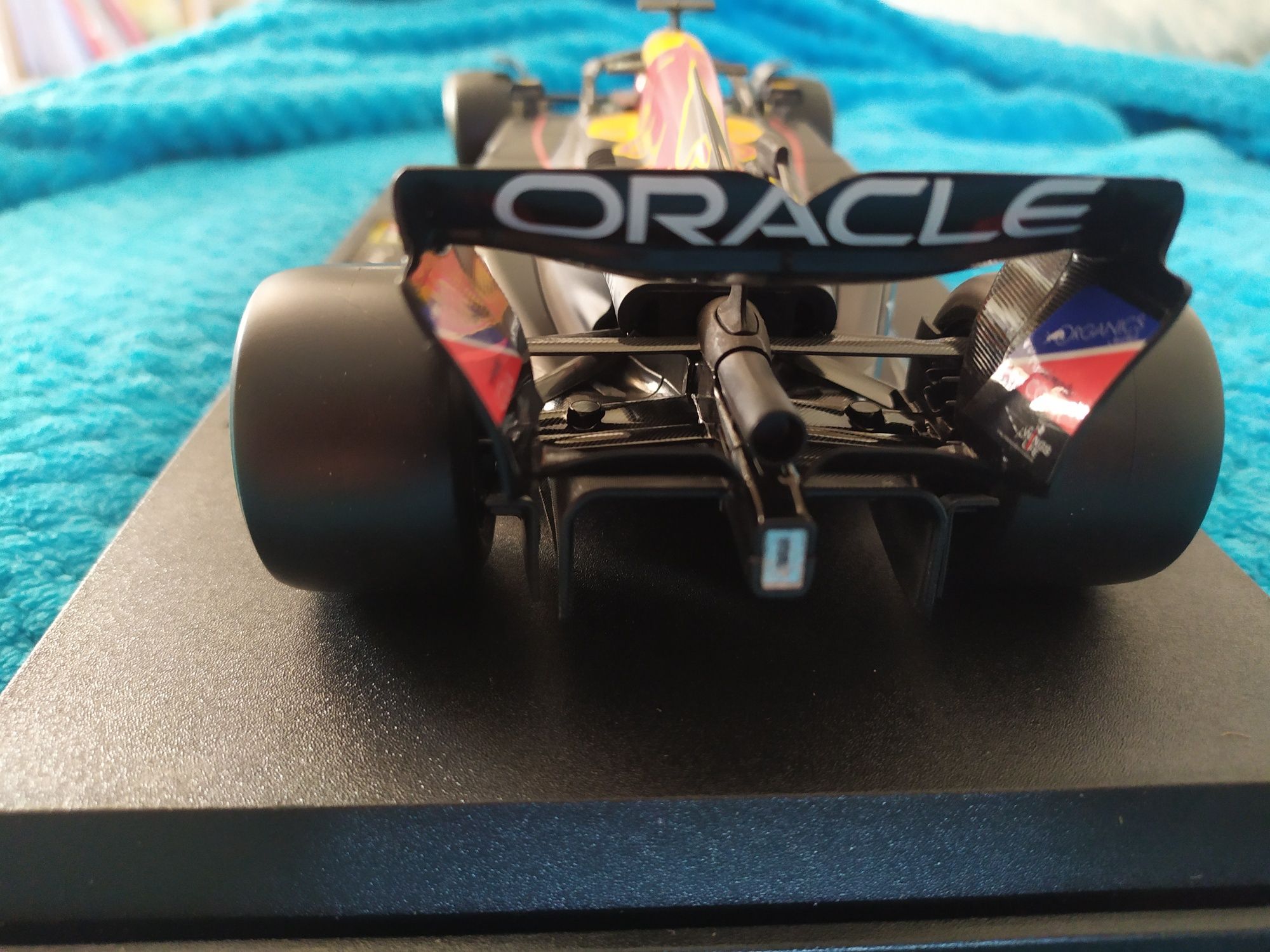 Model bolid F1 Red Bull 1:18 Max Verstappen złoty kask NOWY na prezent