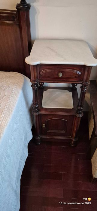 Mesinhas de cabeceira muito antigas