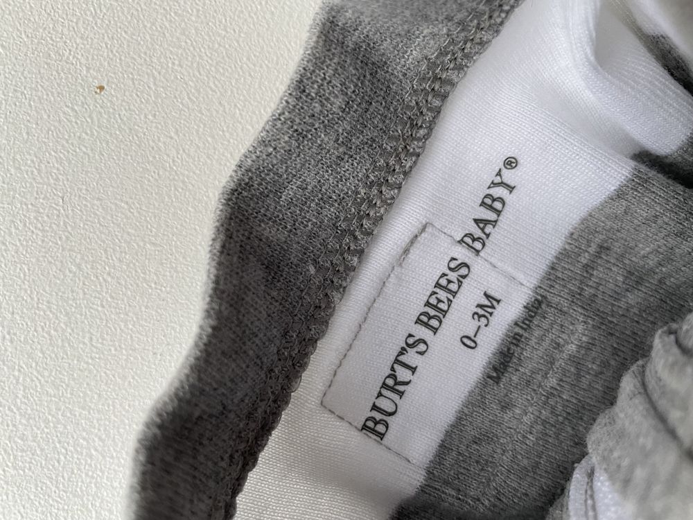 Pajac śpioszki unisex siwe w paski Burt’s Bees Baby