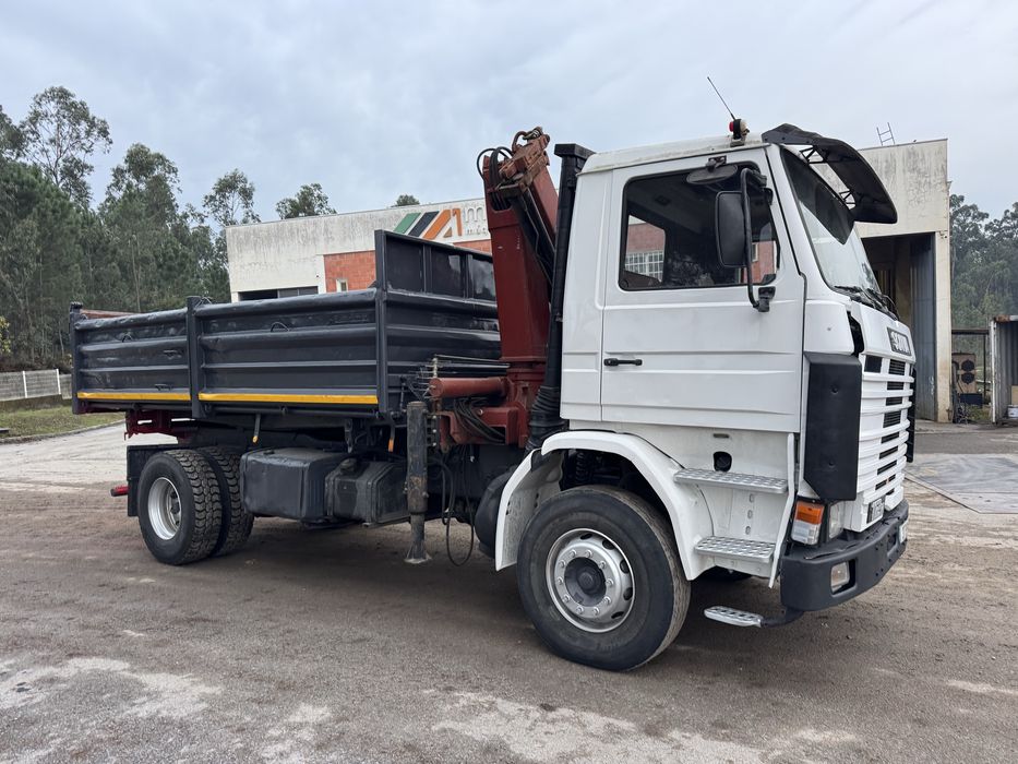 Camiao scania basculante e grua