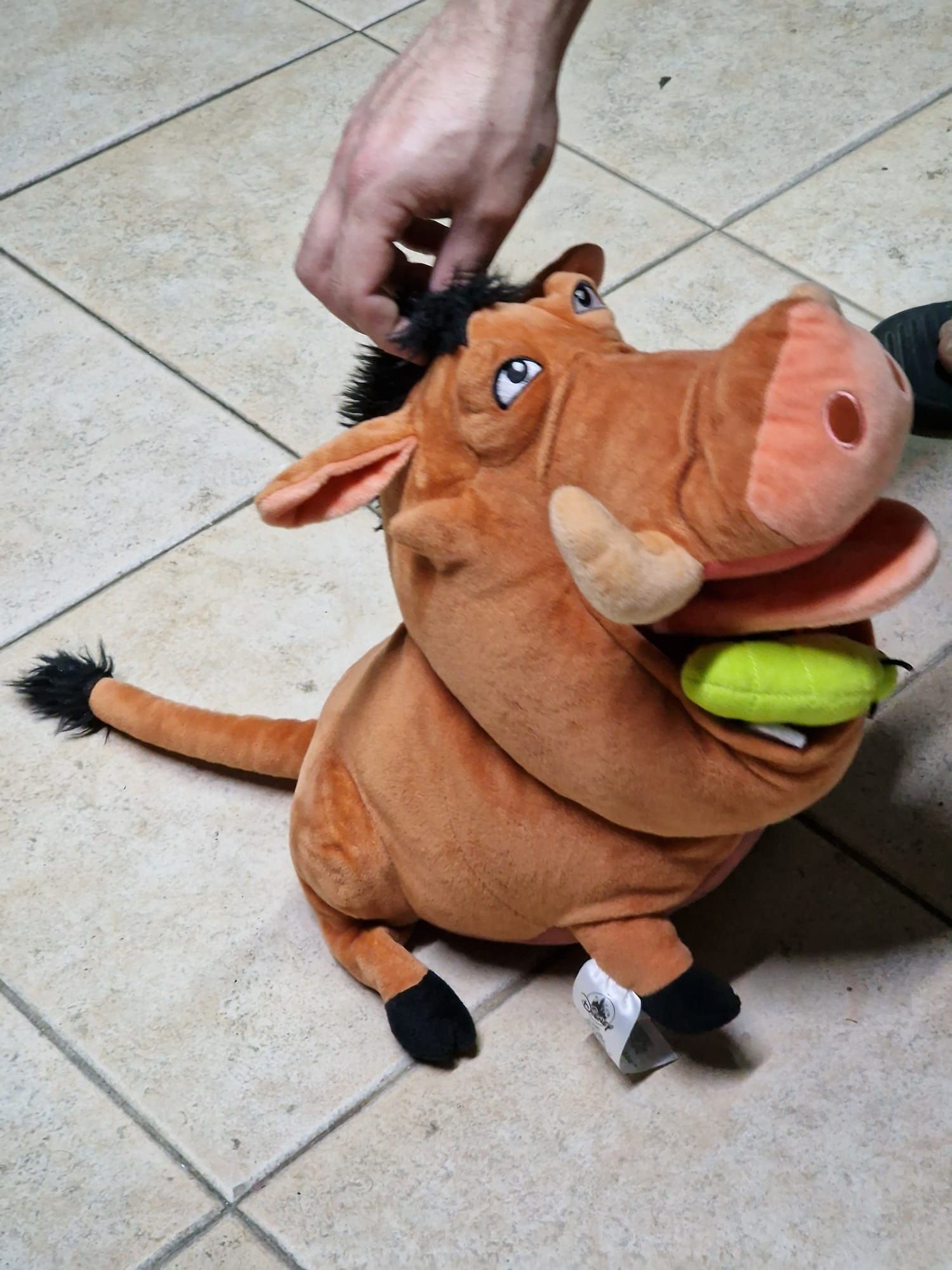 Peluche Pumba comer insectos