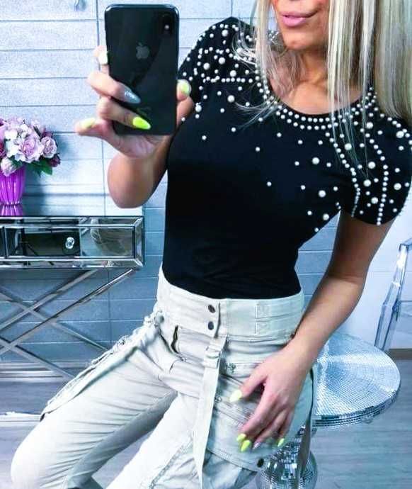 Czarna bluzka zdobiona perełkami