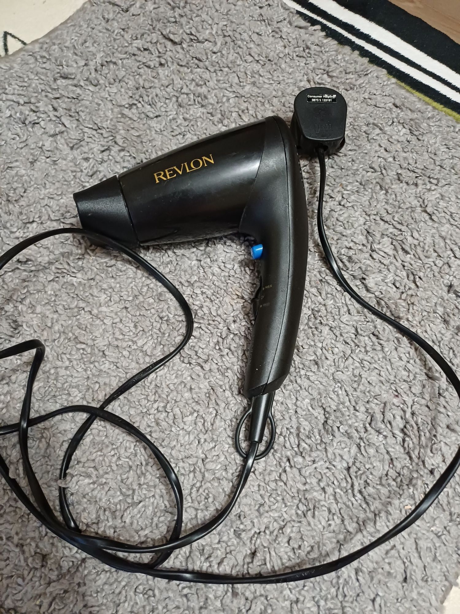 фен Revlon. 
Это фен Revlon, модель RVDR5823E1, мощностью 2000 Вт.
Он