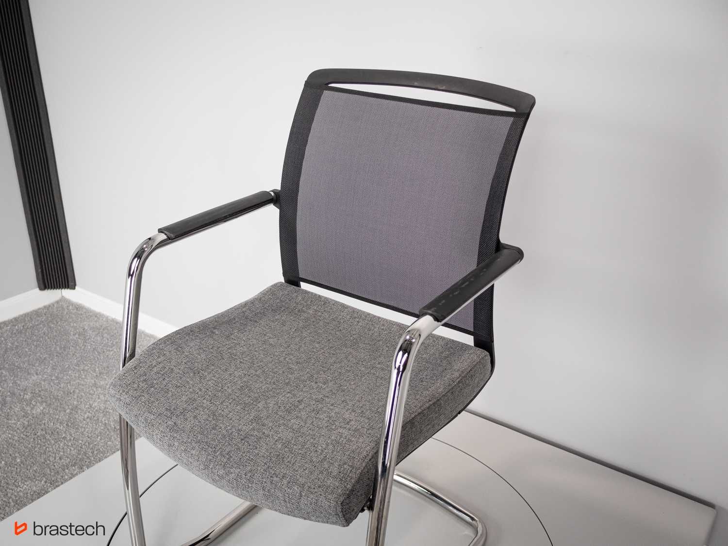 Eleganckie krzesło z tapicerowanym siedziskiem  Nowy Styl Z-body