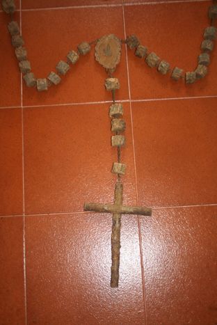 crucifixos /terços parede antigo cortiça / contas trabalhadas