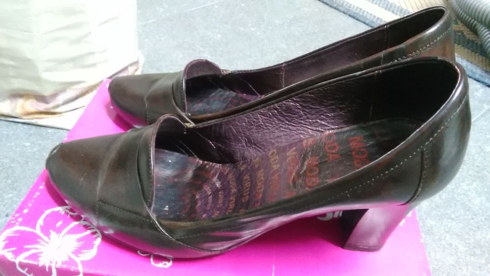 Sapatos de pele da marca Virus Moda