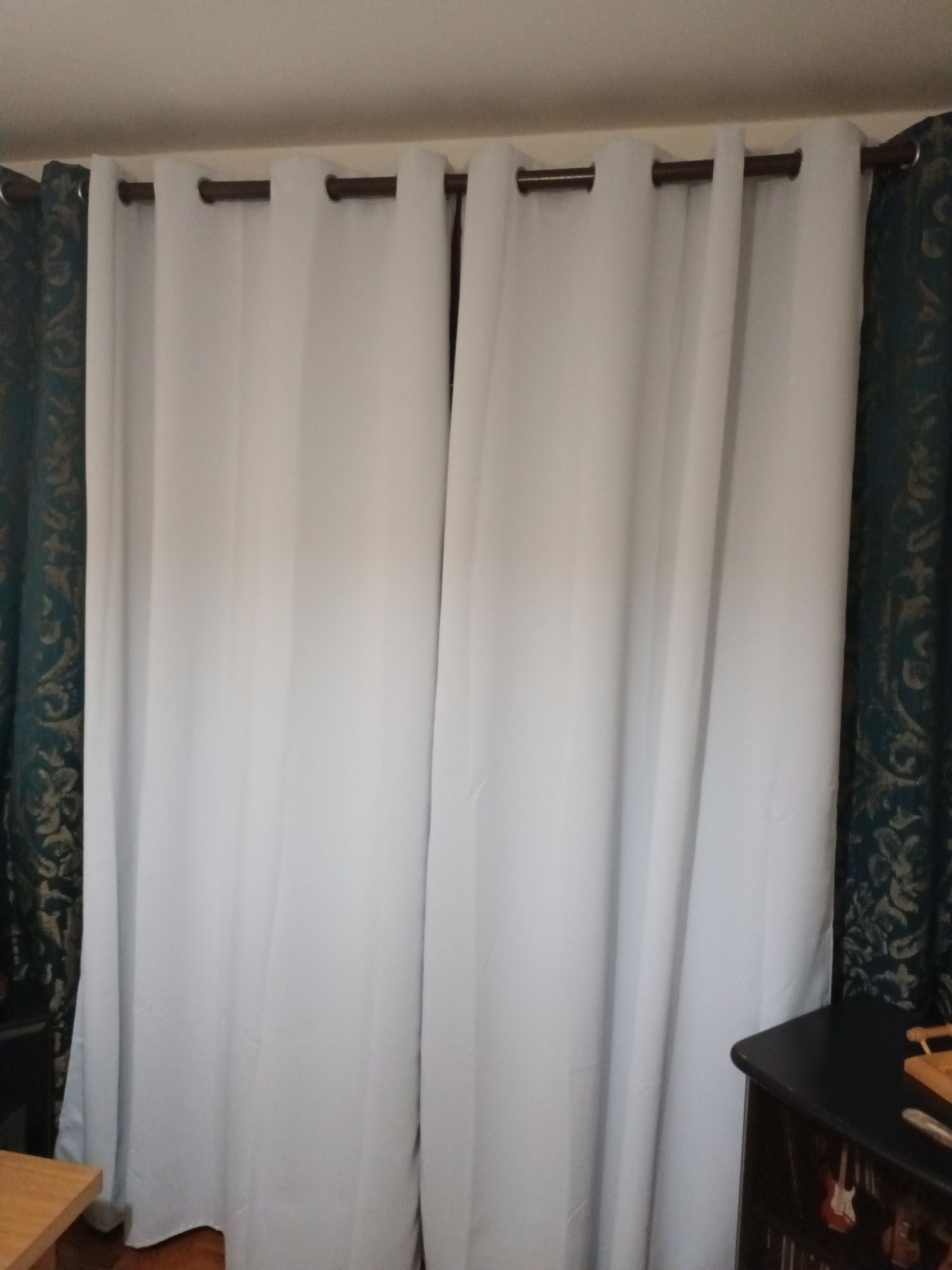 Cortinados cinza claro opacos de argolas